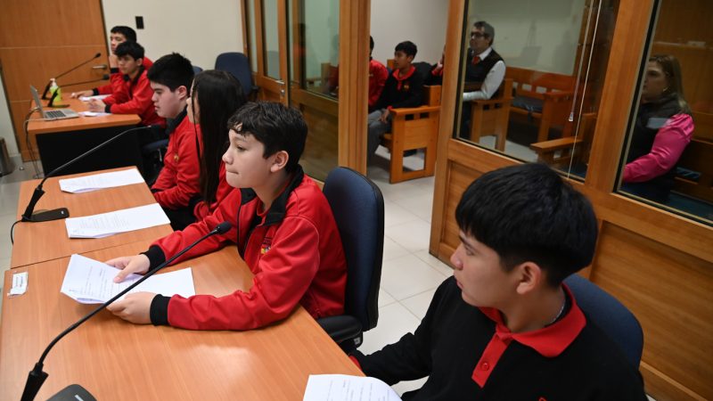 Escolares aprenden en juicios simulados en el Tribunal de Juicio Oral en lo Penal de Punta Arenas