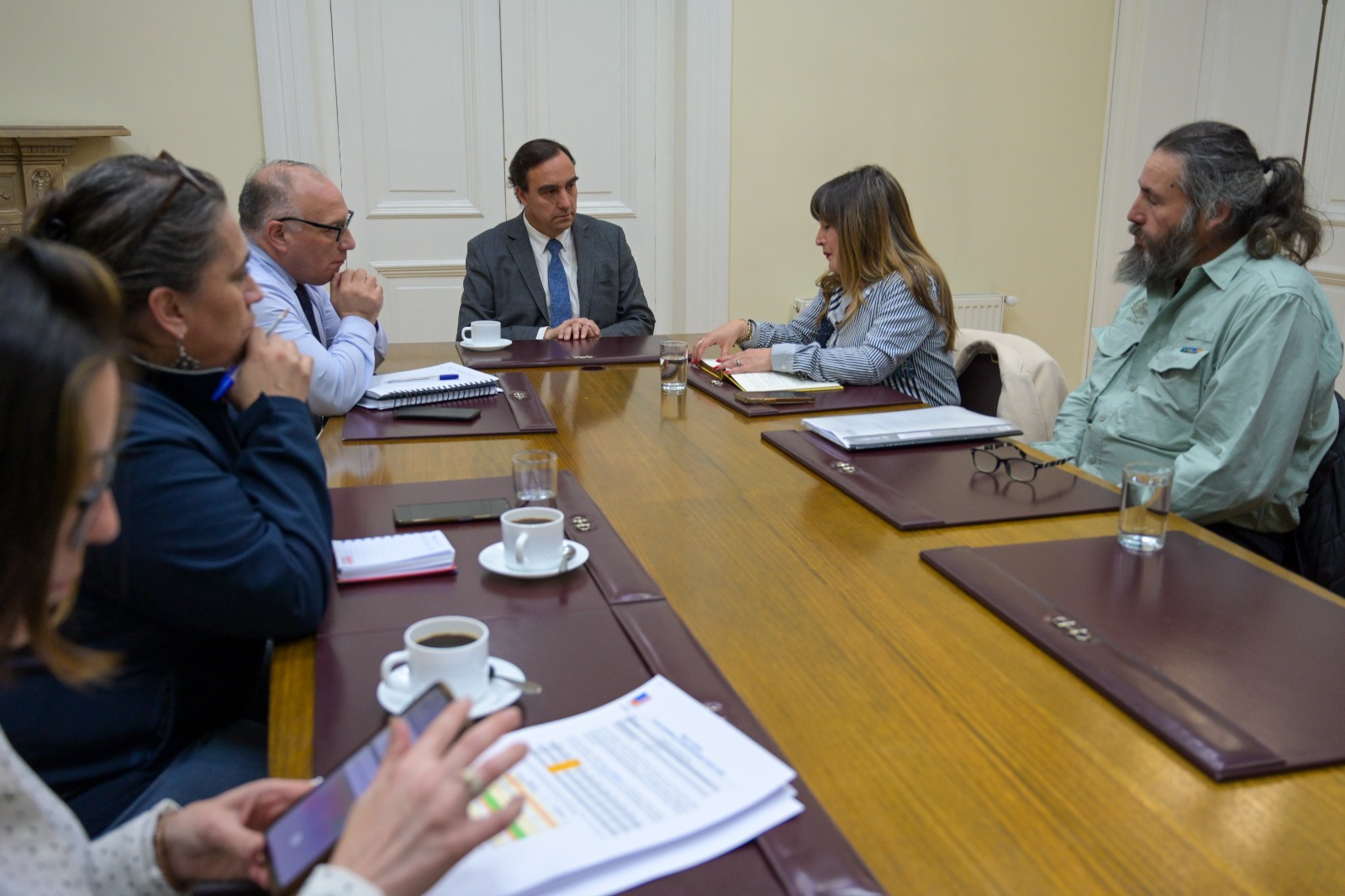 Gobernador Regional se reúne con Alcaldesa de Puerto Natales y Asamblea Territorial para resolver problemas de Puerto Edén