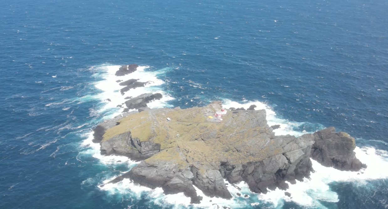 Nueva dotación se desplaza al Faro Evangelistas en la boca occidental del Estrecho de Magallanes