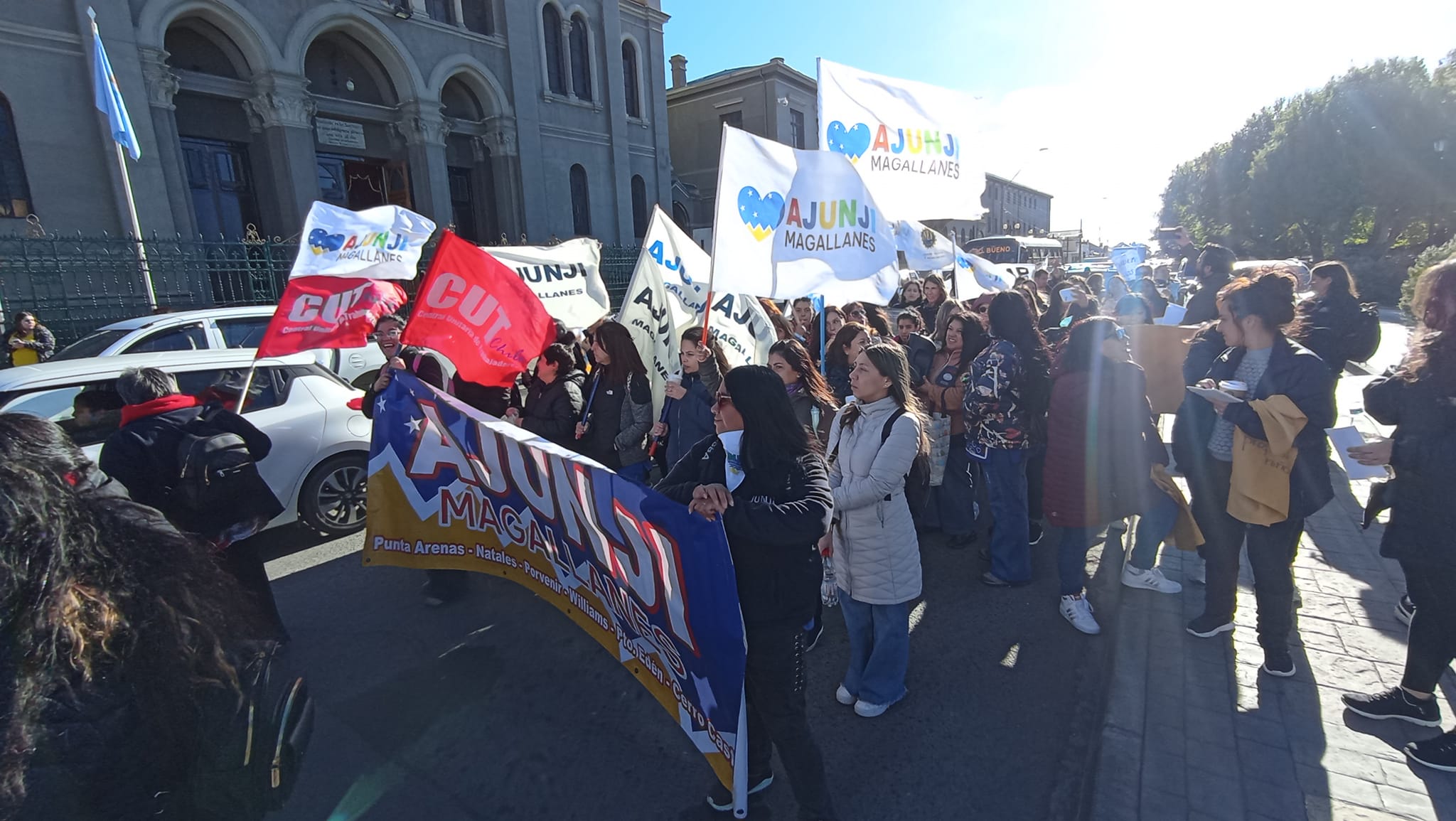 Trabajadoras de la JUNJI se movilizaron hoy en la región de Magallanes