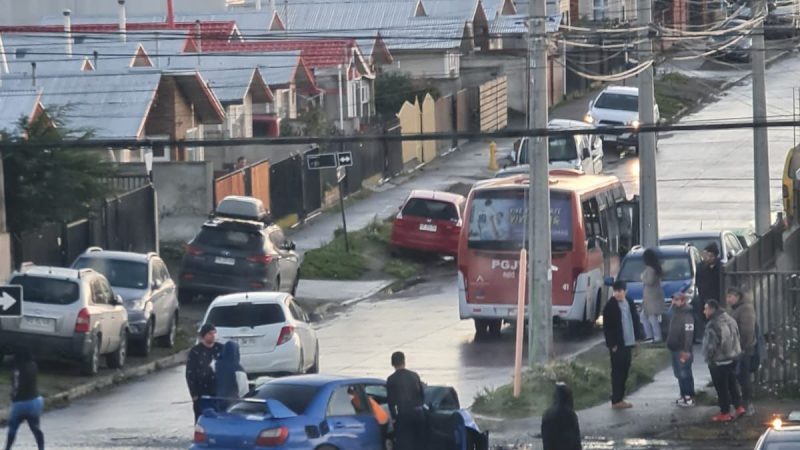 5 lesionados en colisión entre auto particular y transporte público mayor en el sector sur de Punta Arenas