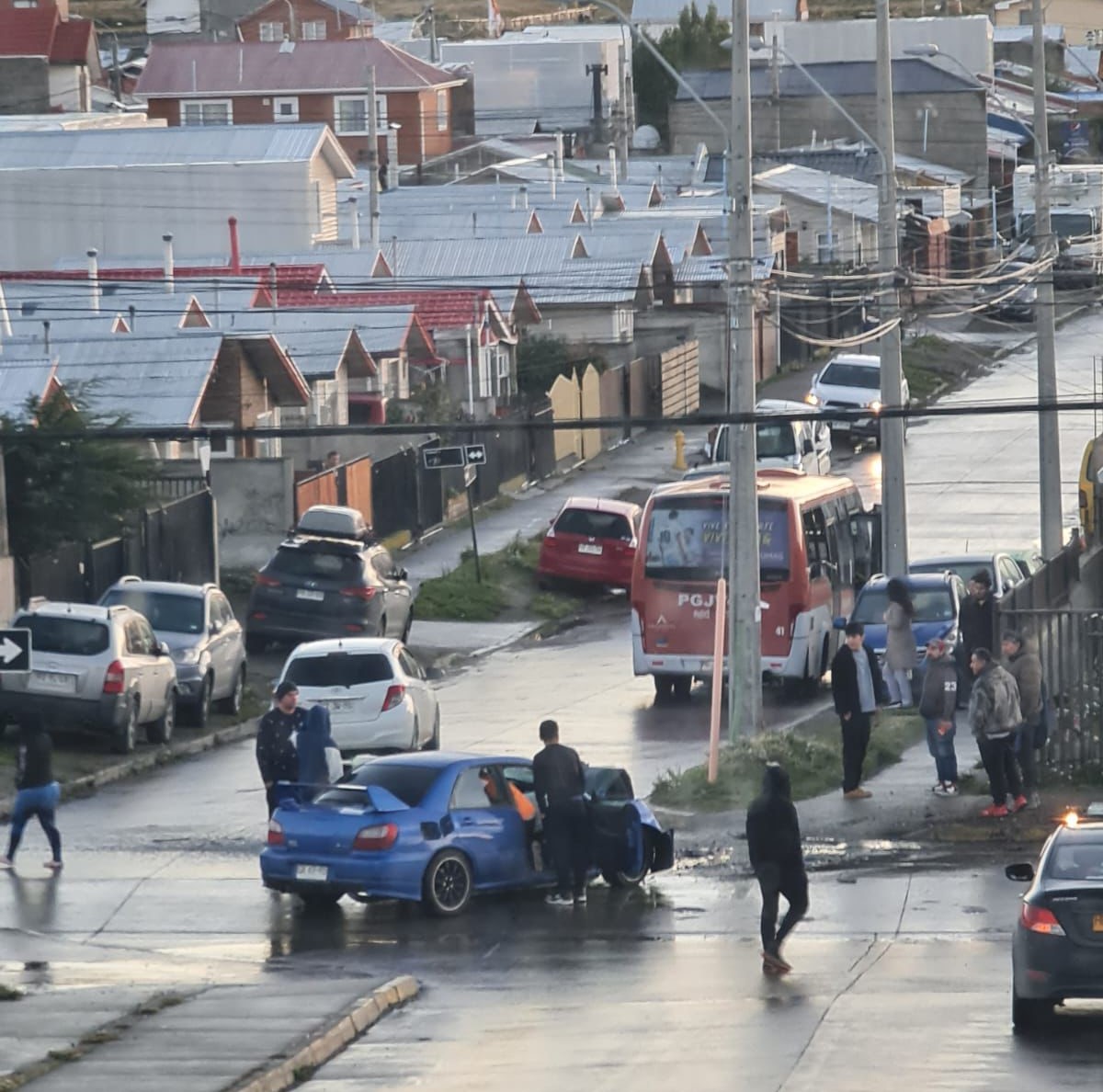 5 lesionados en colisión entre auto particular y transporte público mayor en el sector sur de Punta Arenas