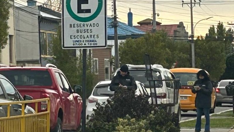 «Caos vial en Punta Arenas: Conductores desesperados por falta de sistema de cobro de estacionamiento»