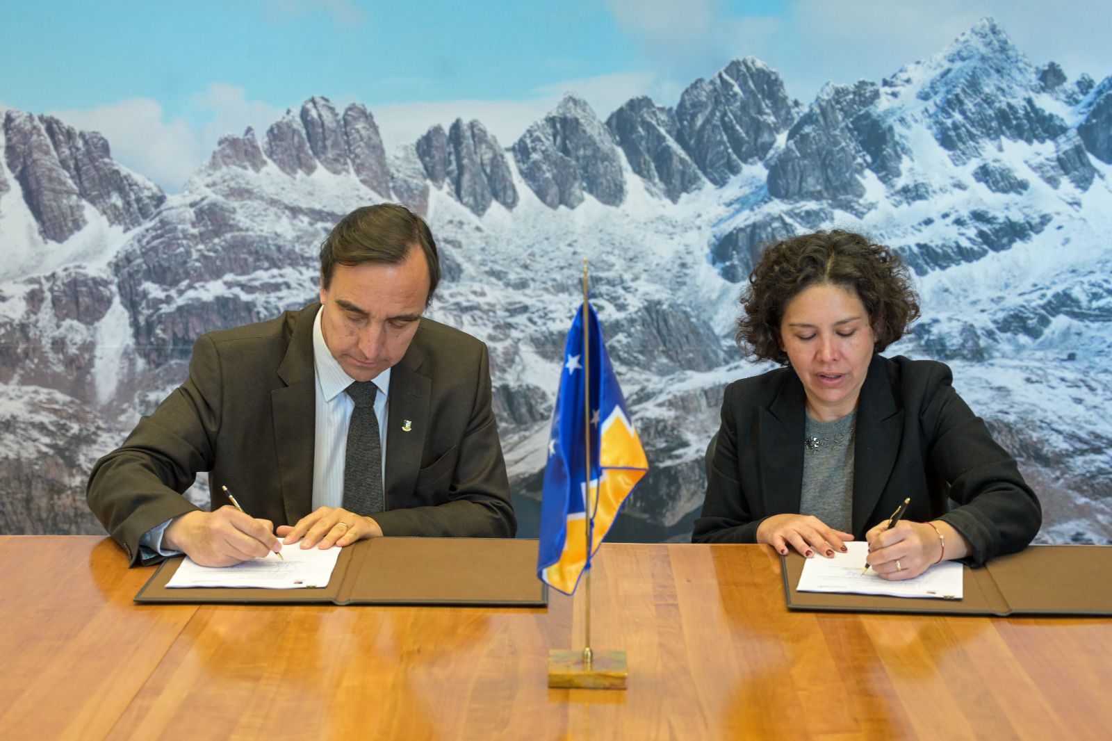 Gobierno Regional e Invest Chile firman convenio de colaboración para inversión extranjera en Magallanes