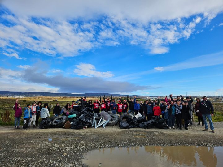 El Día de la Tierra se conmemoró en Magallanes con una jornada de limpieza del Humedal Tres Puentes de Punta Arenas