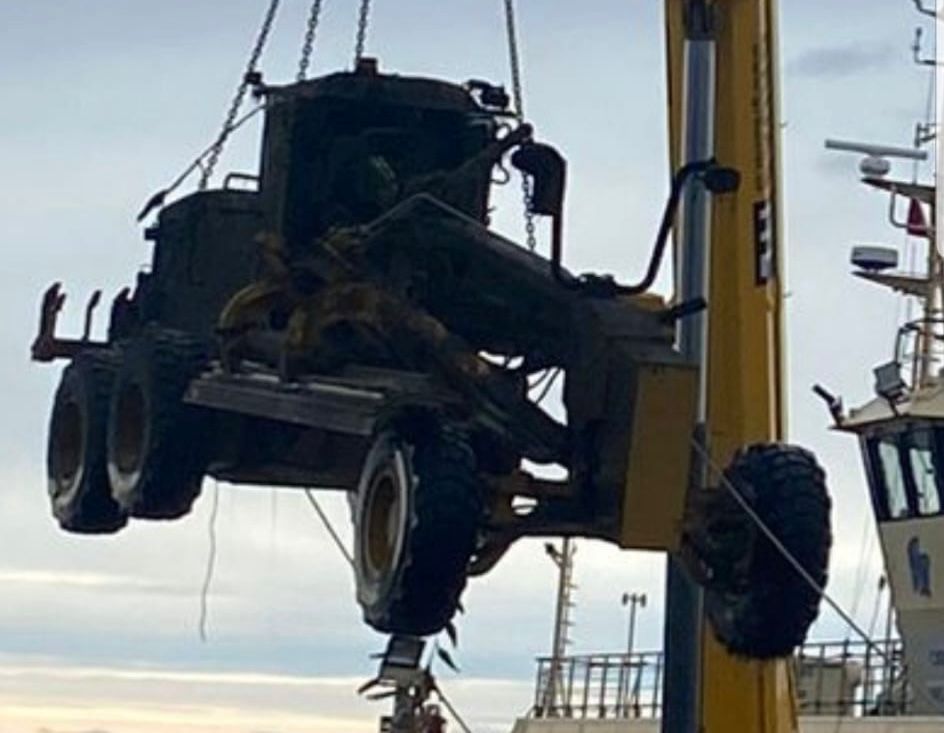 Retiran desde el fondo del mar motoniveladora accidentada el 19 de febrero en Tres Puentes