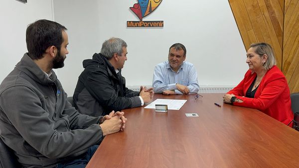 Municipio de Porvenir y Tabsa renuevan convenio de pasajes gratuitos para estudiantes