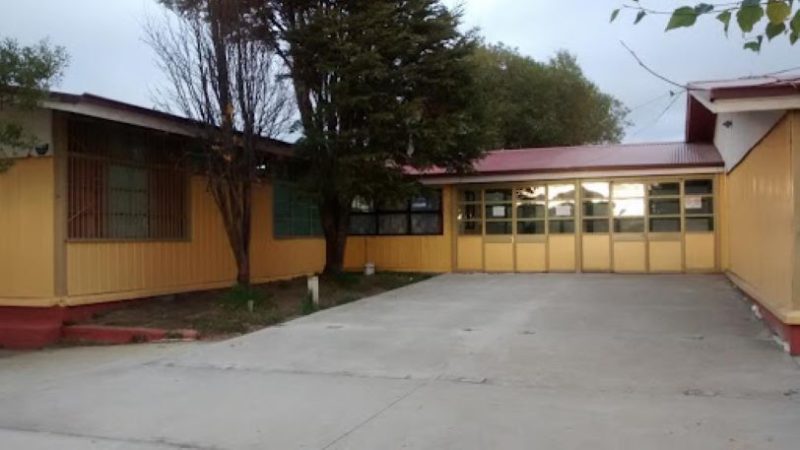 Incendio afectó al Liceo Pedro Pablo Lemaitre de Punta Arenas | Clases suspendidas el lunes 15 de abril