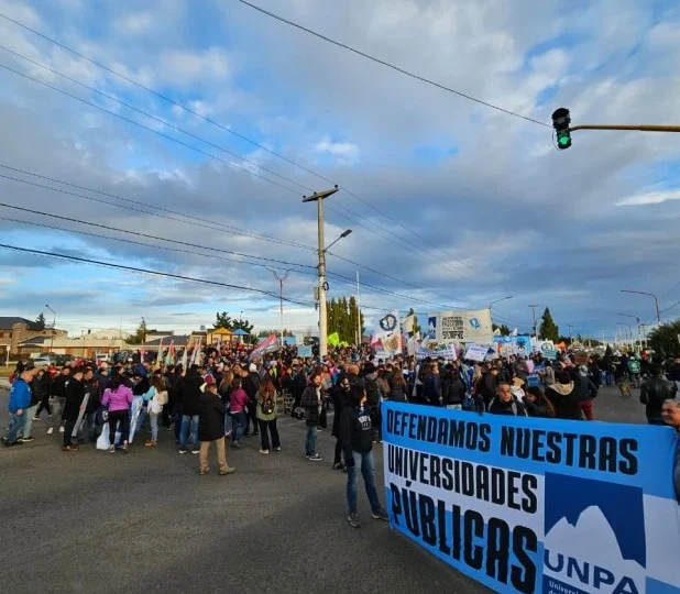 Masiva manifestación universitaria en Río Gallegos, Santa Cruz, en defensa de la Educación Pública