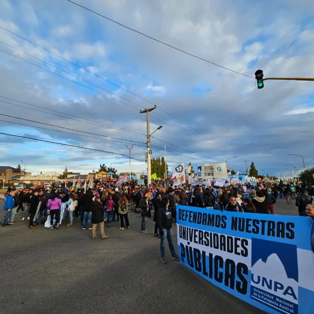 Masiva manifestación universitaria en Río Gallegos, Santa Cruz, en defensa de la Educación Pública