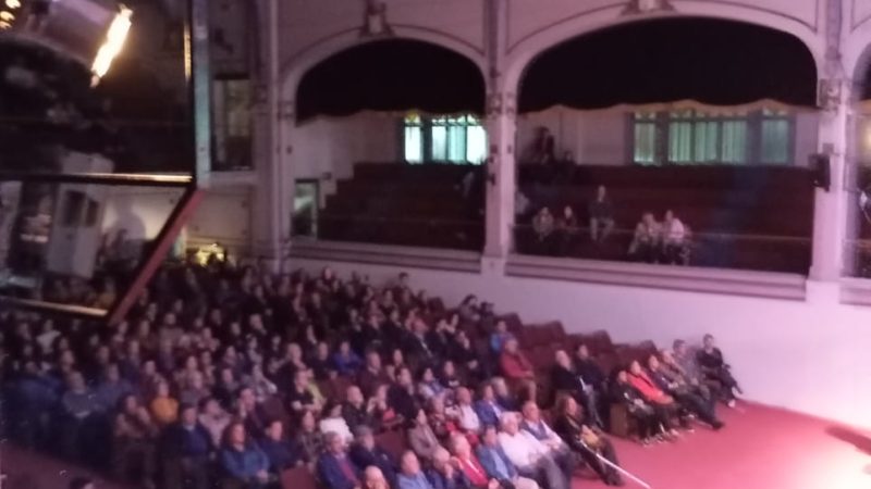 Emotivo concierto de la Cantata Nuestra Madre Grande en el teatro de la Universidad de Santiago