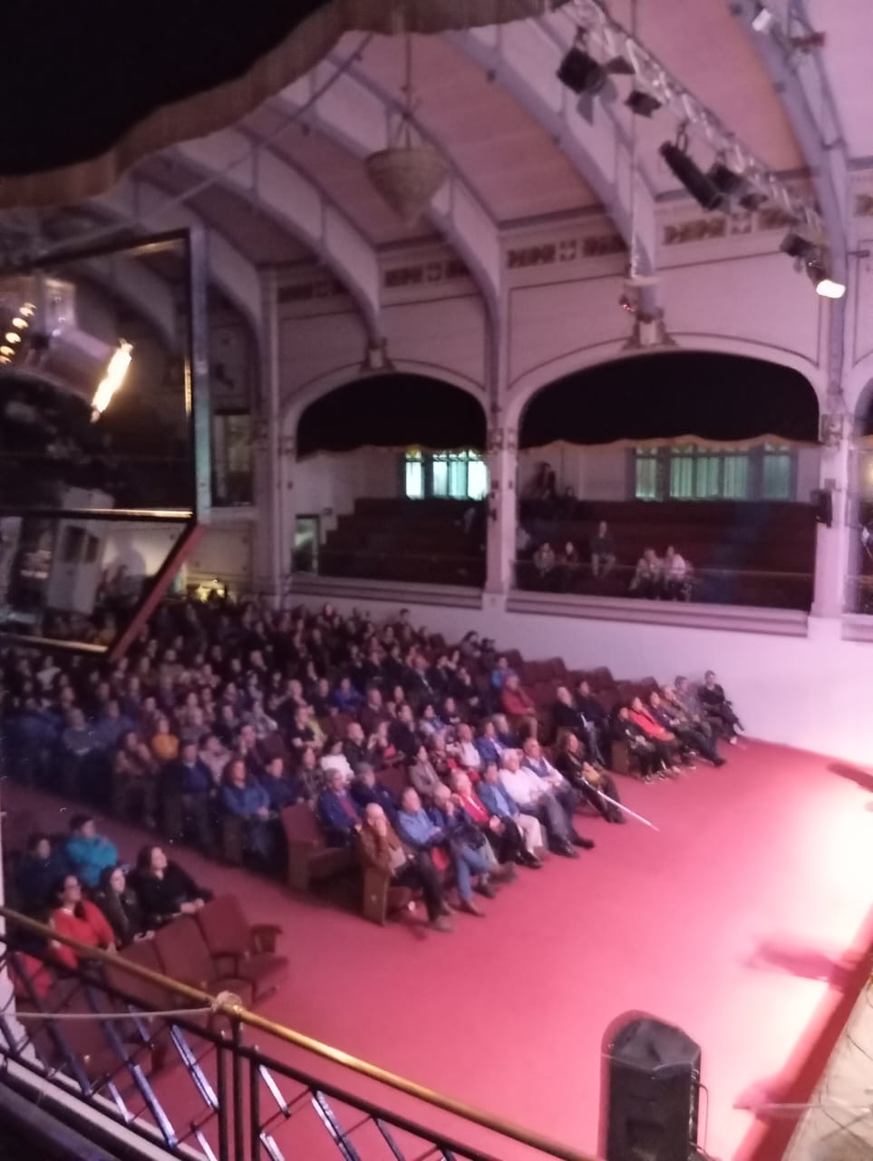 Emotivo concierto de la Cantata Nuestra Madre Grande en el teatro de la Universidad de Santiago