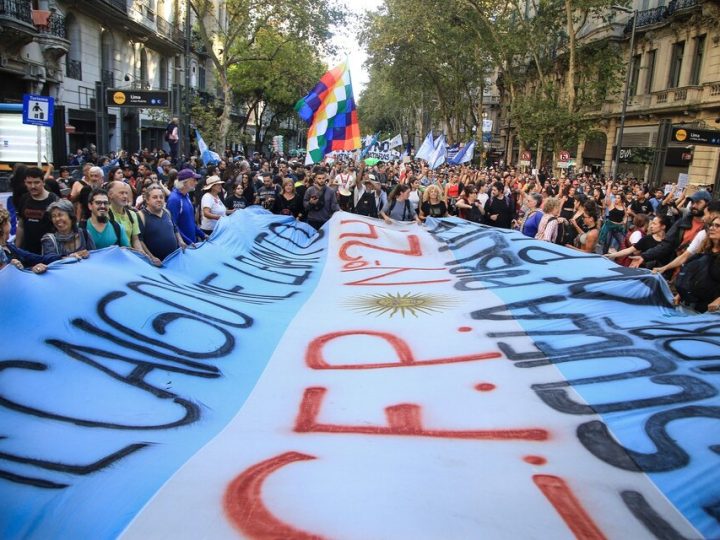 Masivas manifestaciones universitarias desafían al gobierno de Javier Milei en Argentina