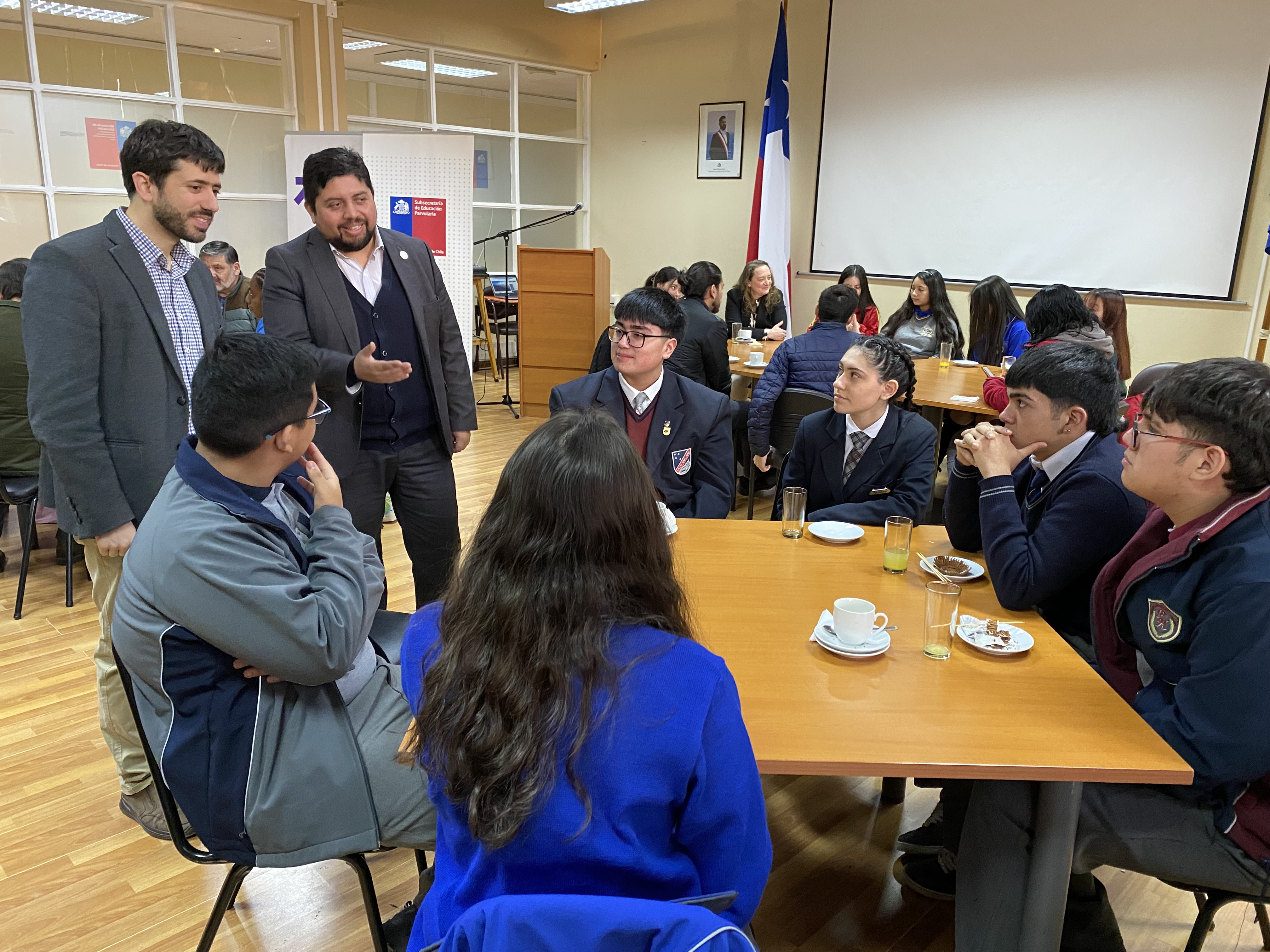 Autoridades de Gobierno compartieron desayuno con dirigentes estudiantiles de Punta Arenas