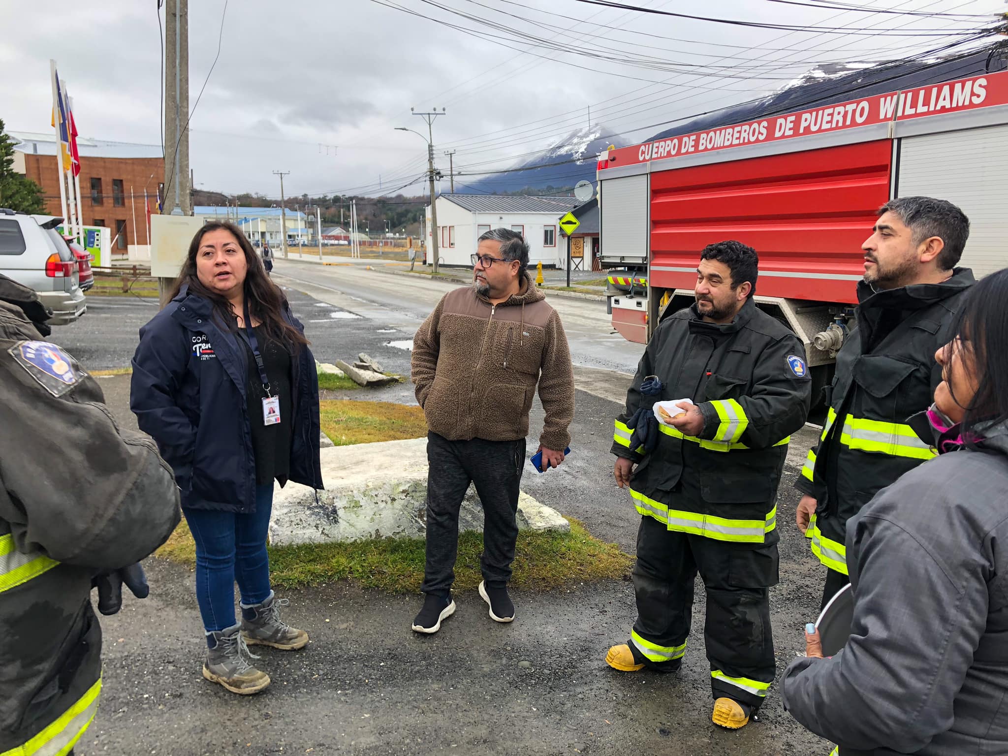 Emergencia comunal en Cabo de Hornos: La valiosa labor de Bomberos en distribución de agua potable para la comunidad de Puerto Williams