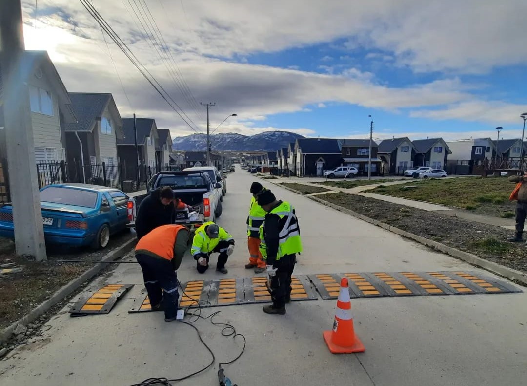Municipio de Puerto Natales instala reductores de velocidad en distintos puntos de la ciudad