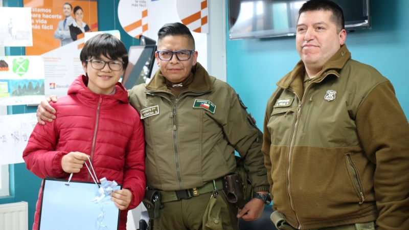 Emotivo encuentro entre Carabineros y estudiantes de la Escuela Diego Portales de Villa Tehuelches de Laguna Blanca en conmemoración del día del Carabinero