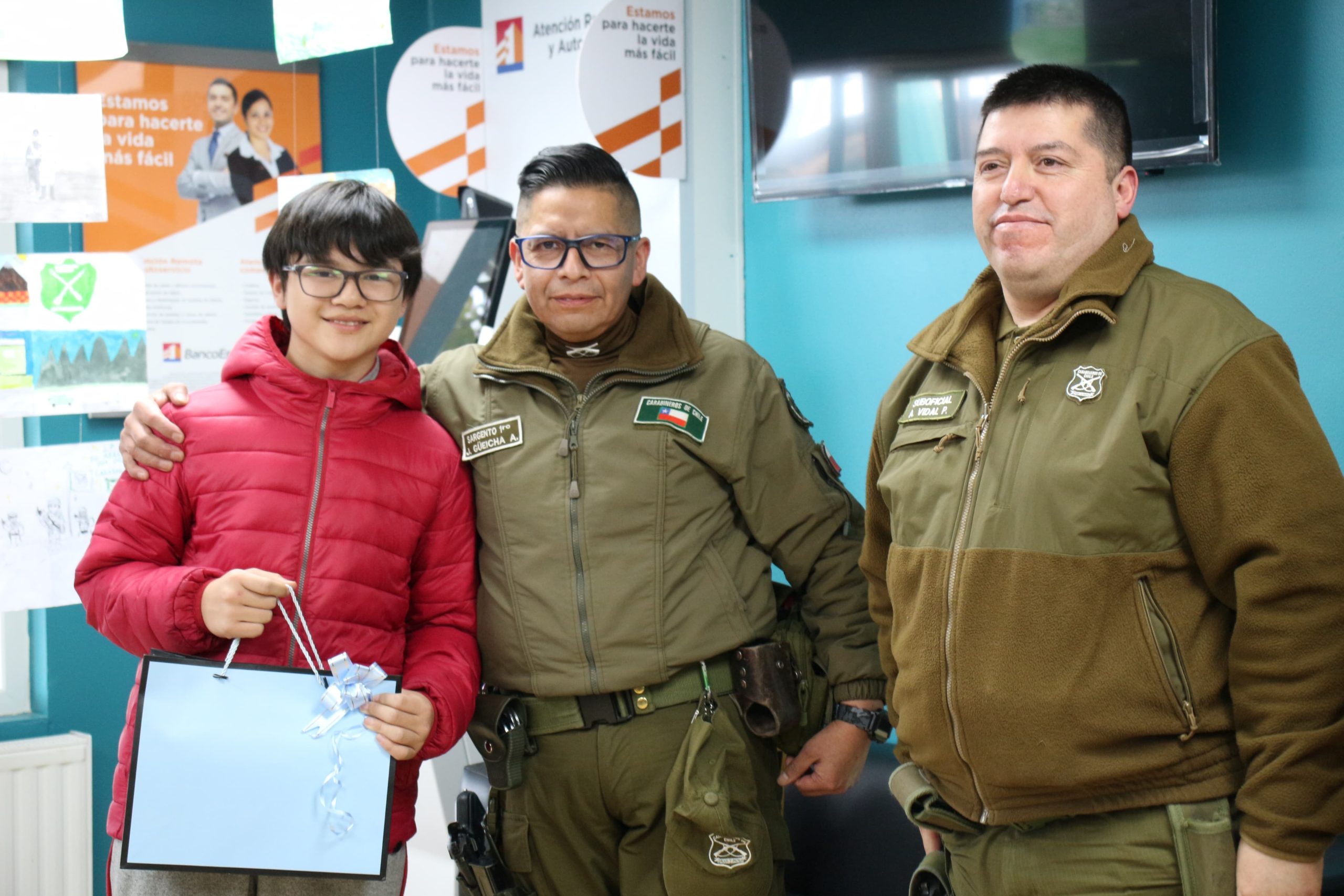 Emotivo encuentro entre Carabineros y estudiantes de la Escuela Diego Portales de Villa Tehuelches de Laguna Blanca en conmemoración del día del Carabinero