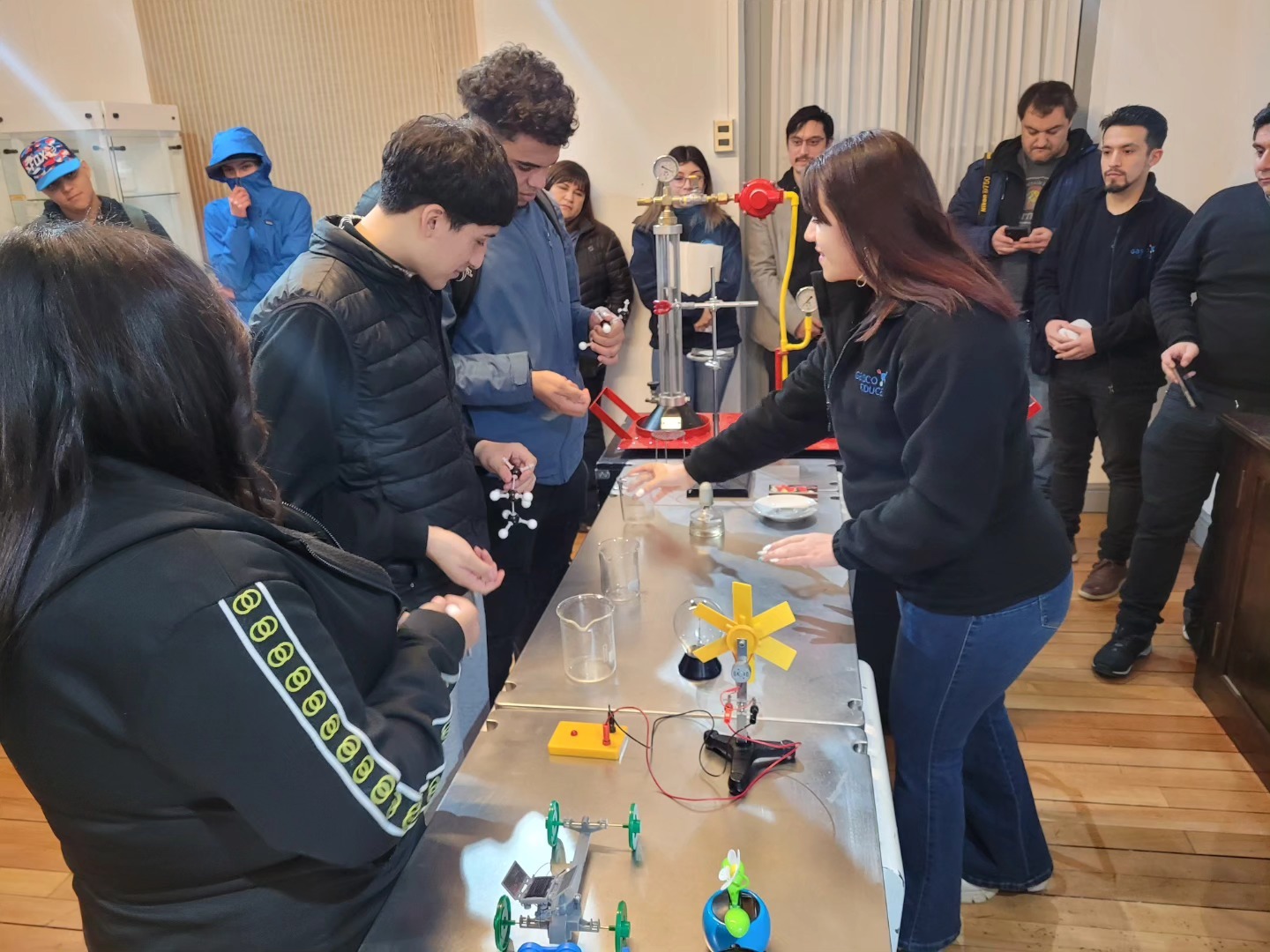 Estudiantes de las Escuelas Ignacio Carrera Pinto, Punta Delgada y Seno Obstrucción aprendieron jugando con “Ciencia Prohibida” y disfrutaron de talleres del PAR Explora Magallanes