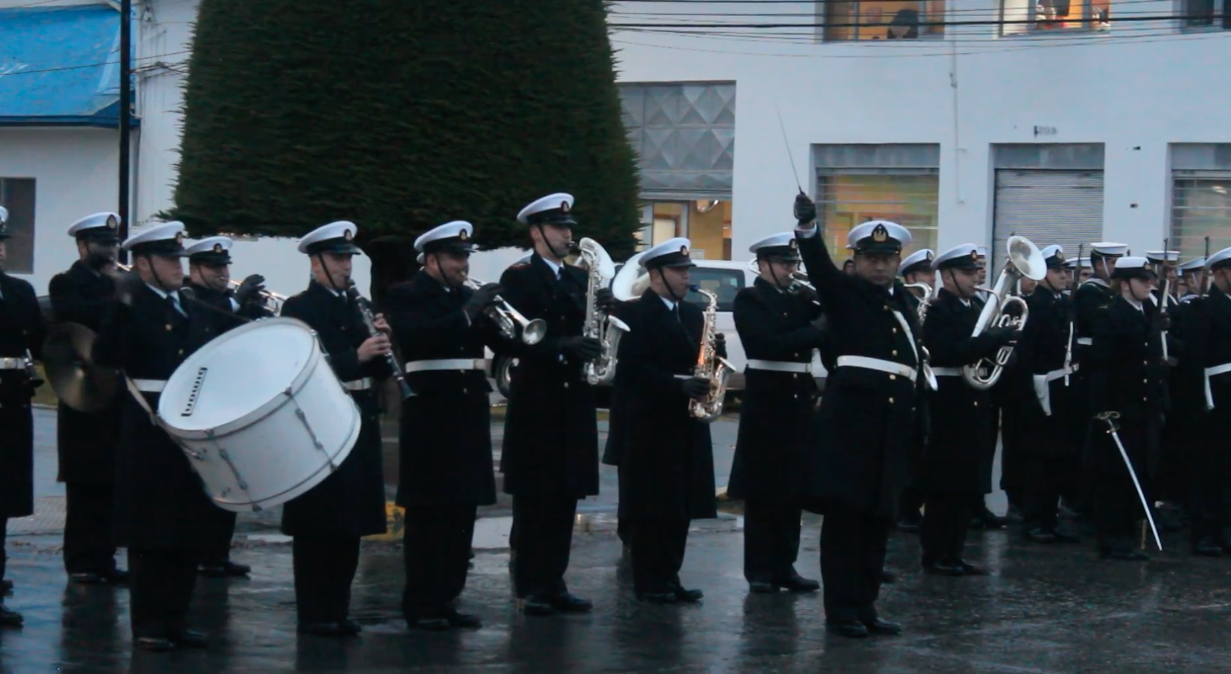 En Plaza Arturo Prat de Punta Arenas se izó la bandera en el inicio del Mes del Mar