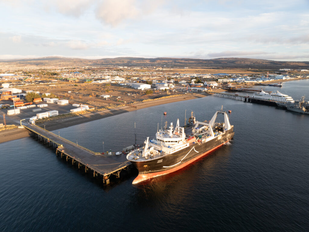 Terminal Mardones de Punta Arenas recibe por primera vez operación de buque pesquero Komandor con carga de krill