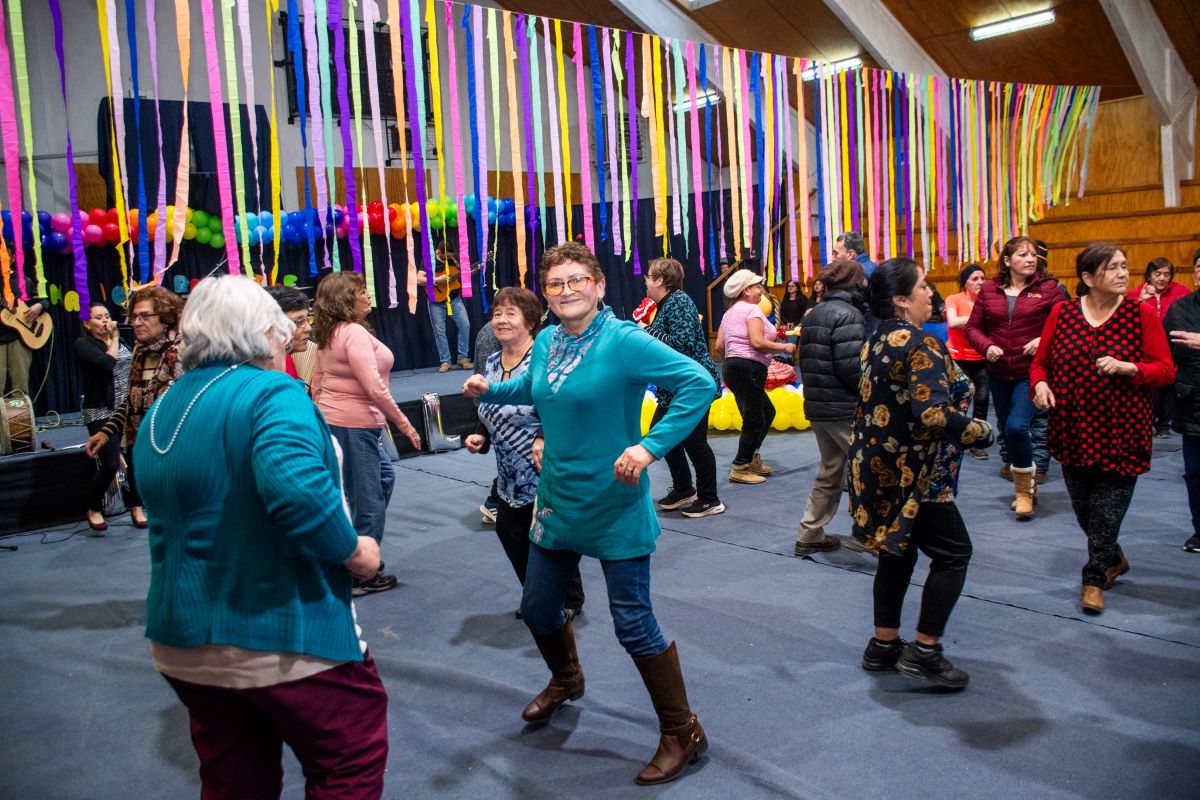 Más de 250 Adultos Mayores de Puerto Natales disfrutaron de malón bailable de aniversario