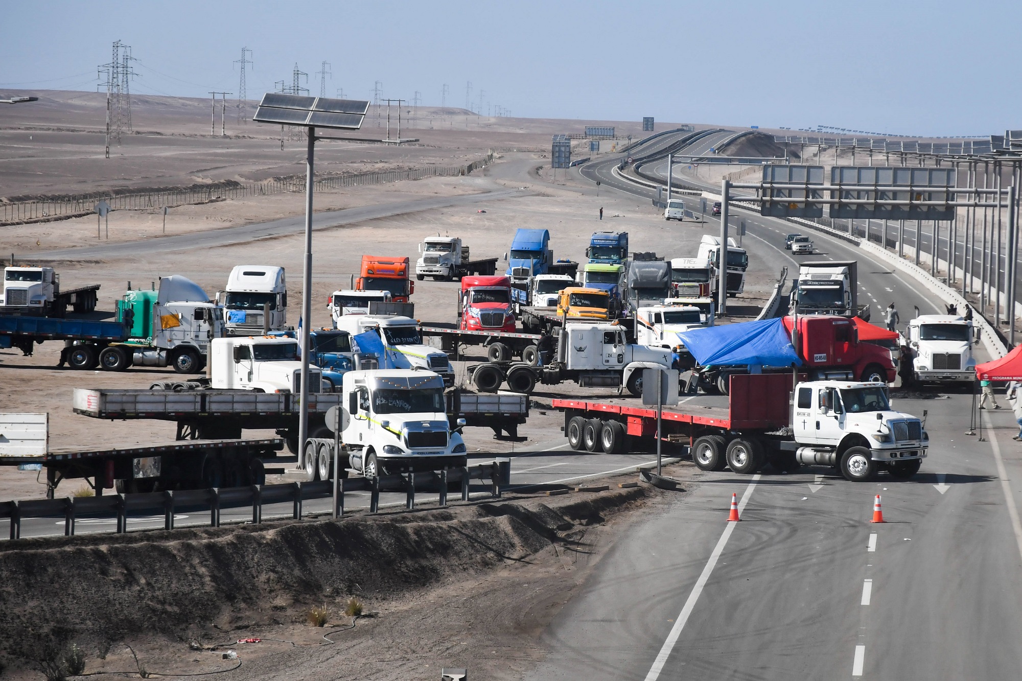 Camioneros agrupados en Confederación Fuerza del Norte iniciaron paro | Confederación Nacional de Dueños de Camiones (CNDC) descartó adherir al paro