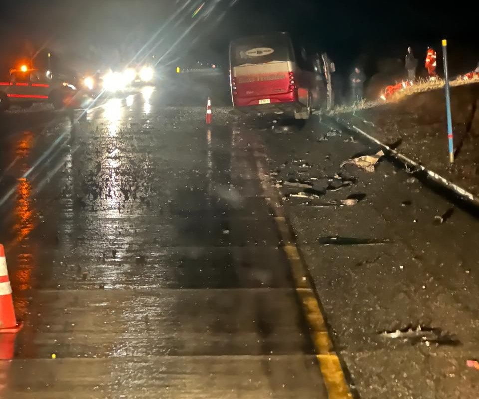 Grave accidente en ruta de Tierra del Fuego deja una persona fallecida y 16 lesionados