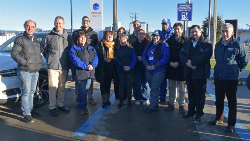 Ministro de Transportes Juan Carlos Muñoz inaugura en Punta Arenas un cargador rápido para vehículos eléctricos