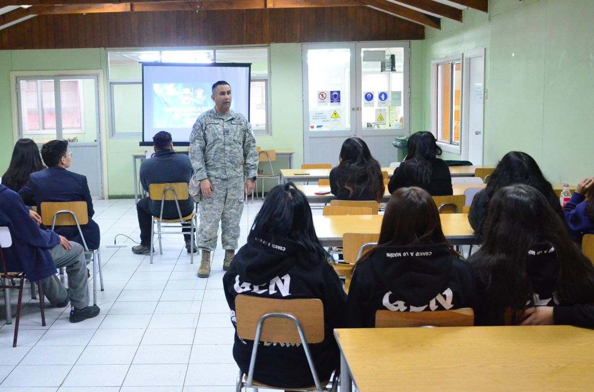 IVª Brigada Aérea brindó charla a estudiantes del Liceo Sara Braun de Punta Arenas sobre Curso Especial de Formación de Soldados de Tropa Profesional