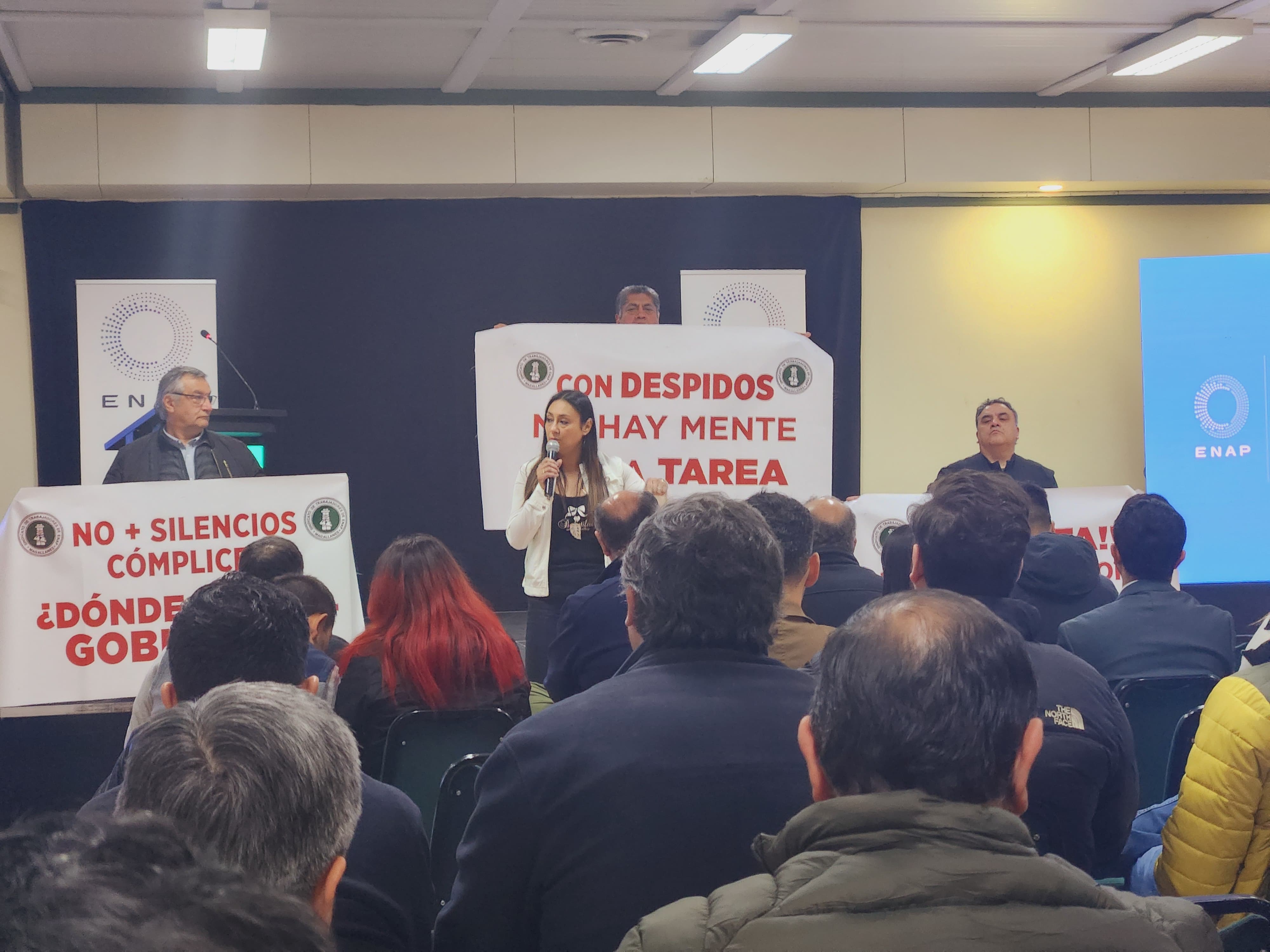 Continúan manifestaciones por parte del Sindicato de Trabajadores de ENAP Magallanes |  Interrumpen charla de seguridad tras despidos injustificados