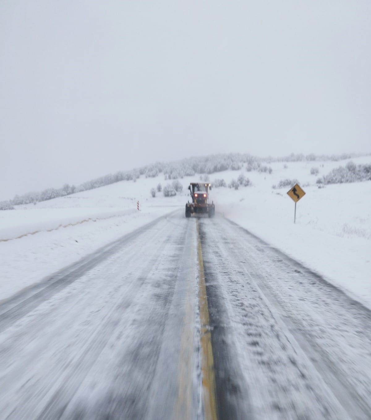 Maquinaria de Vialidad del MOP realiza despeje de nieve en rutas en Ultima Esperanza