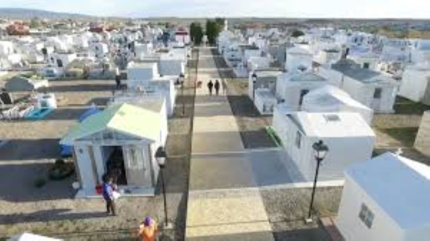 Alumnos del Liceo Hernando de Magallanes visitan Cementerio Municipal en el Día de los Patrimonios en Porvenir