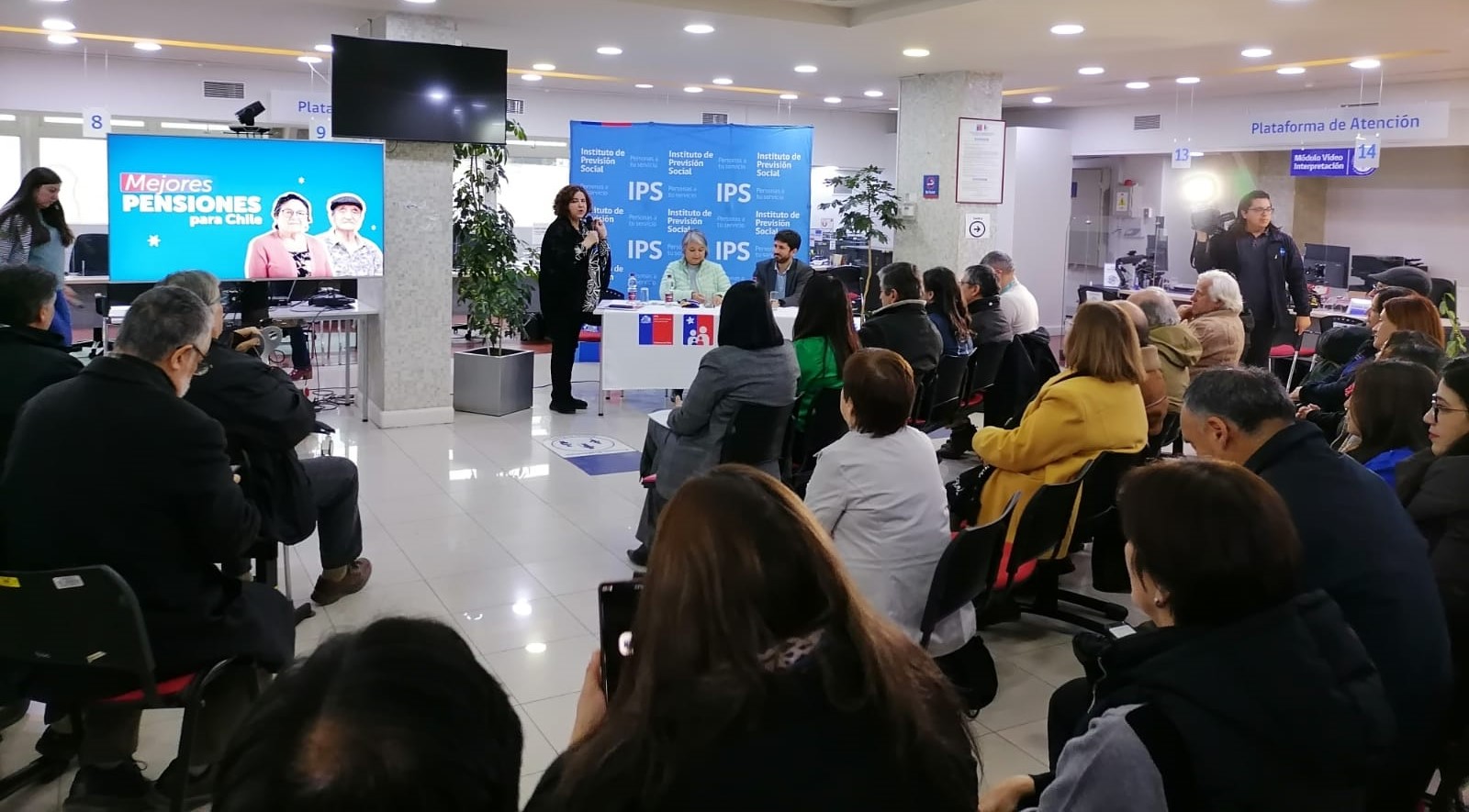 Ministra del Trabajo Jeannette Jara expone en encuentro ciudadano sobre reforma de pensiones en Punta Arenas