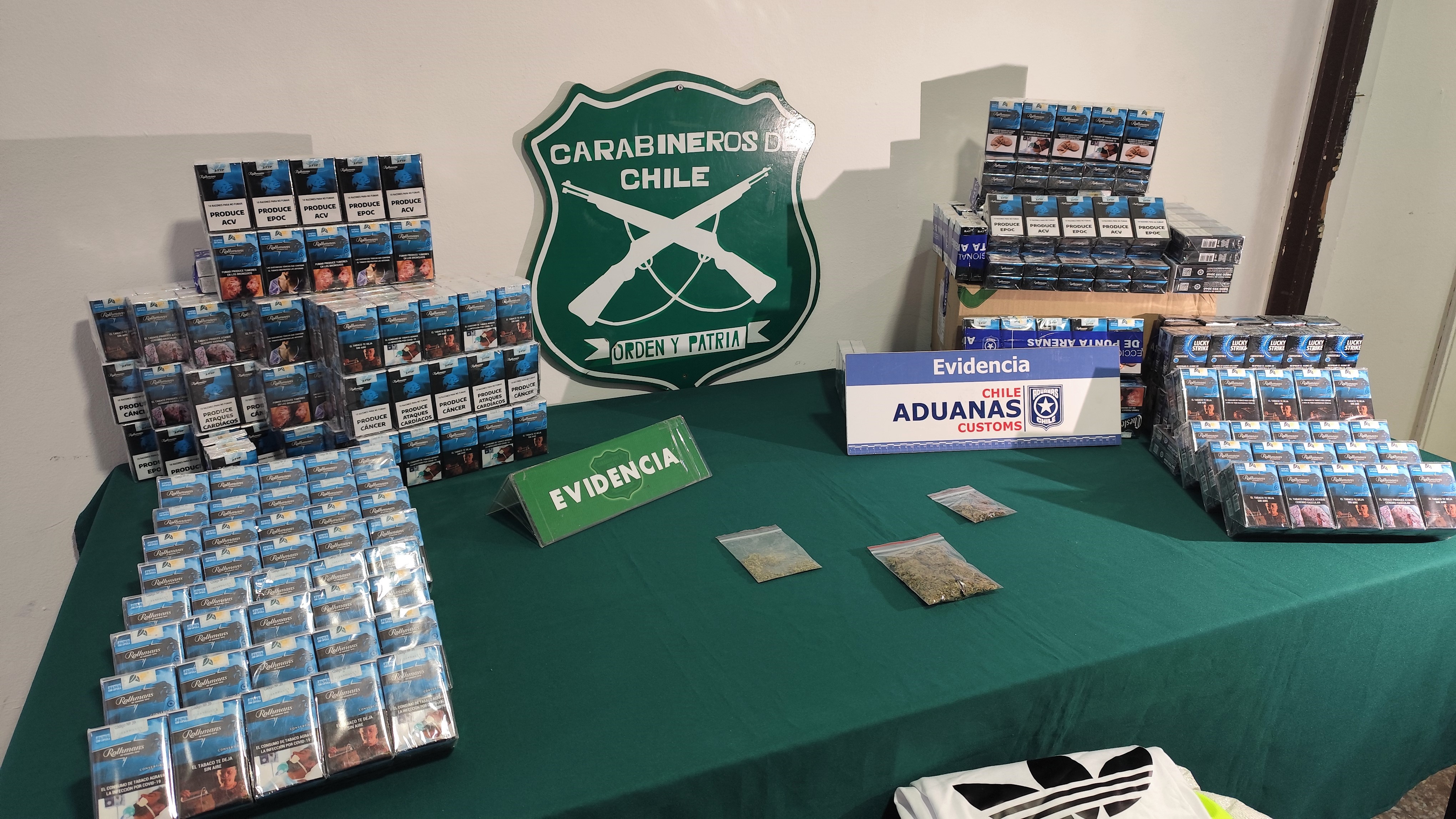 Operativo de Aduana y Carabineros en aeródromo de Puerto Natales | Descubren droga y ropa presuntamente falsificada