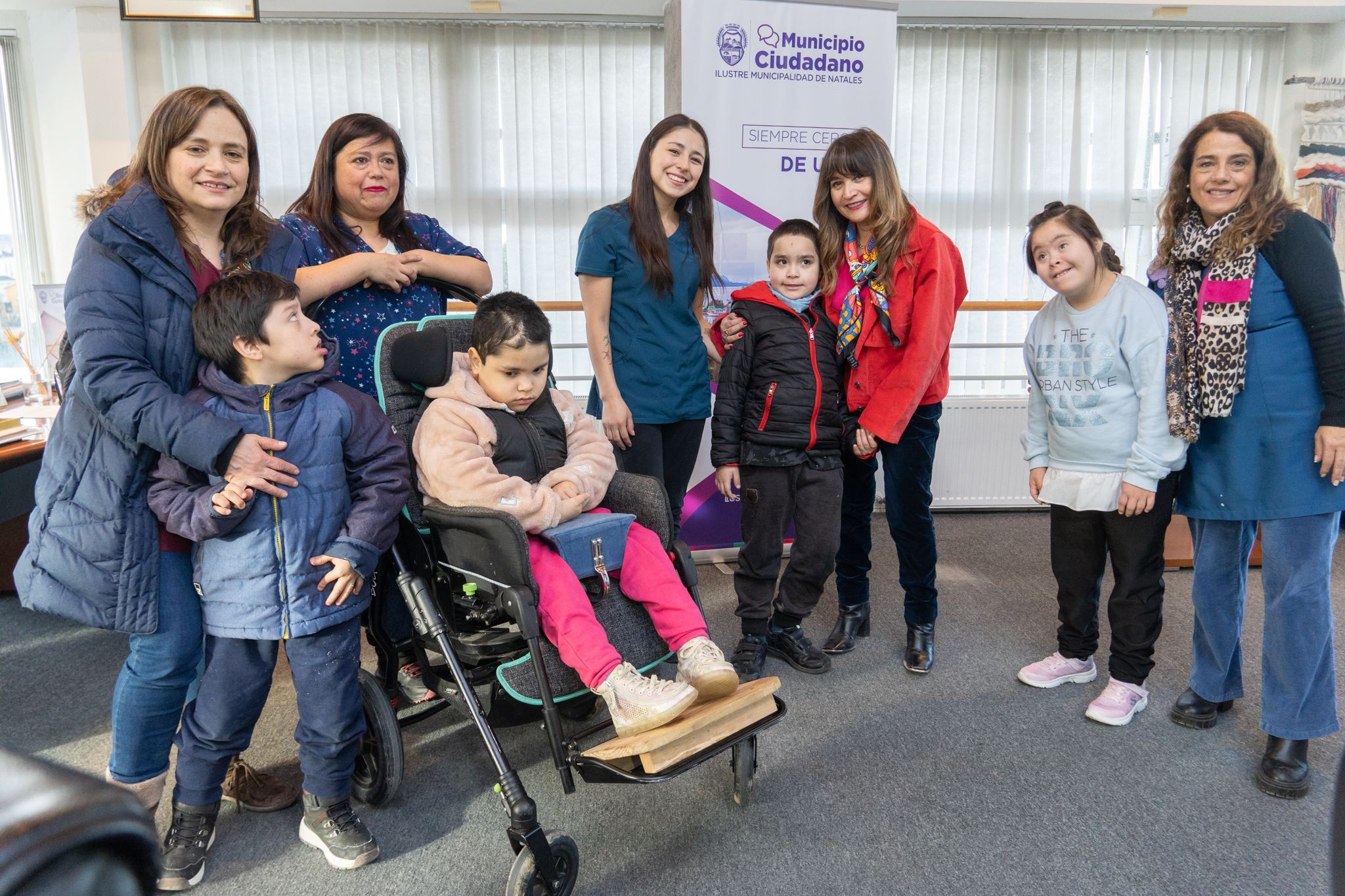 Alcaldesa de Puerto Natales recibe visita de alumnos de la Escuela especial Nicolás Mladinic