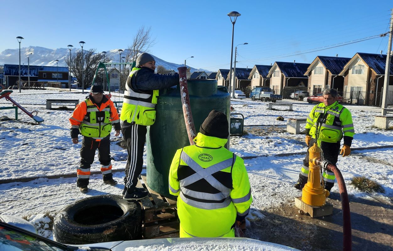 Municipalidad de Puerto Natales entregó cerca de 12.000 litros de agua a vecinos por cortes del suministro