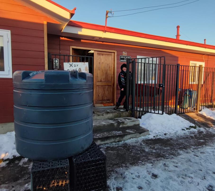 Aguas Magallanes establece puntos de reparto de agua potable en Punta Arenas ante congelamiento de cañerías