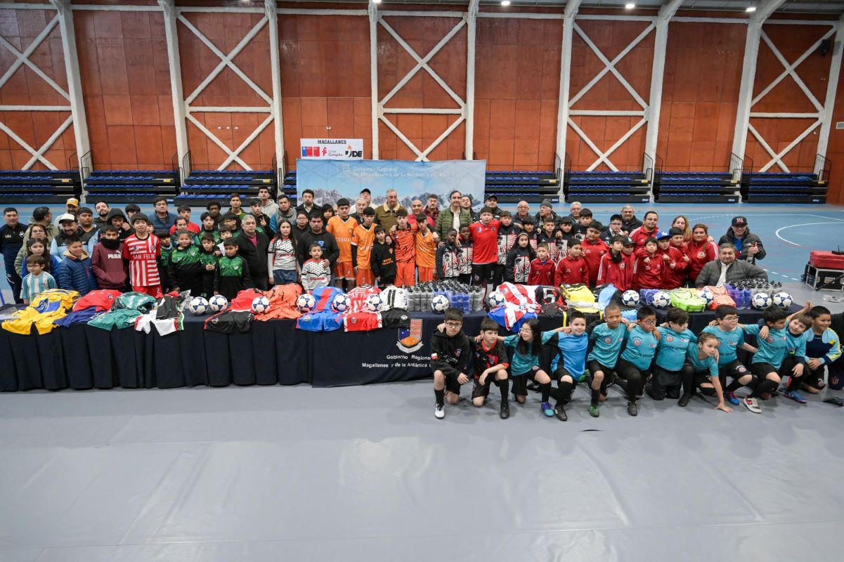 Clubes de la Asociación de Fútbol 18 de Septiembre reciben implementación deportiva financiada por el Gore