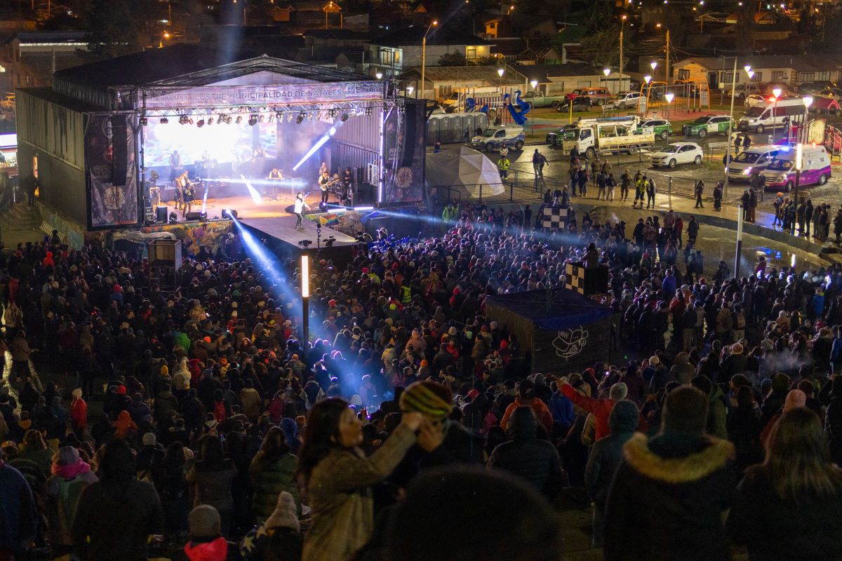 ¡Feliz Cumpleaños 113 Puerto Natales! la comunidad cerró el mes aniversario con show artístico al aire libre