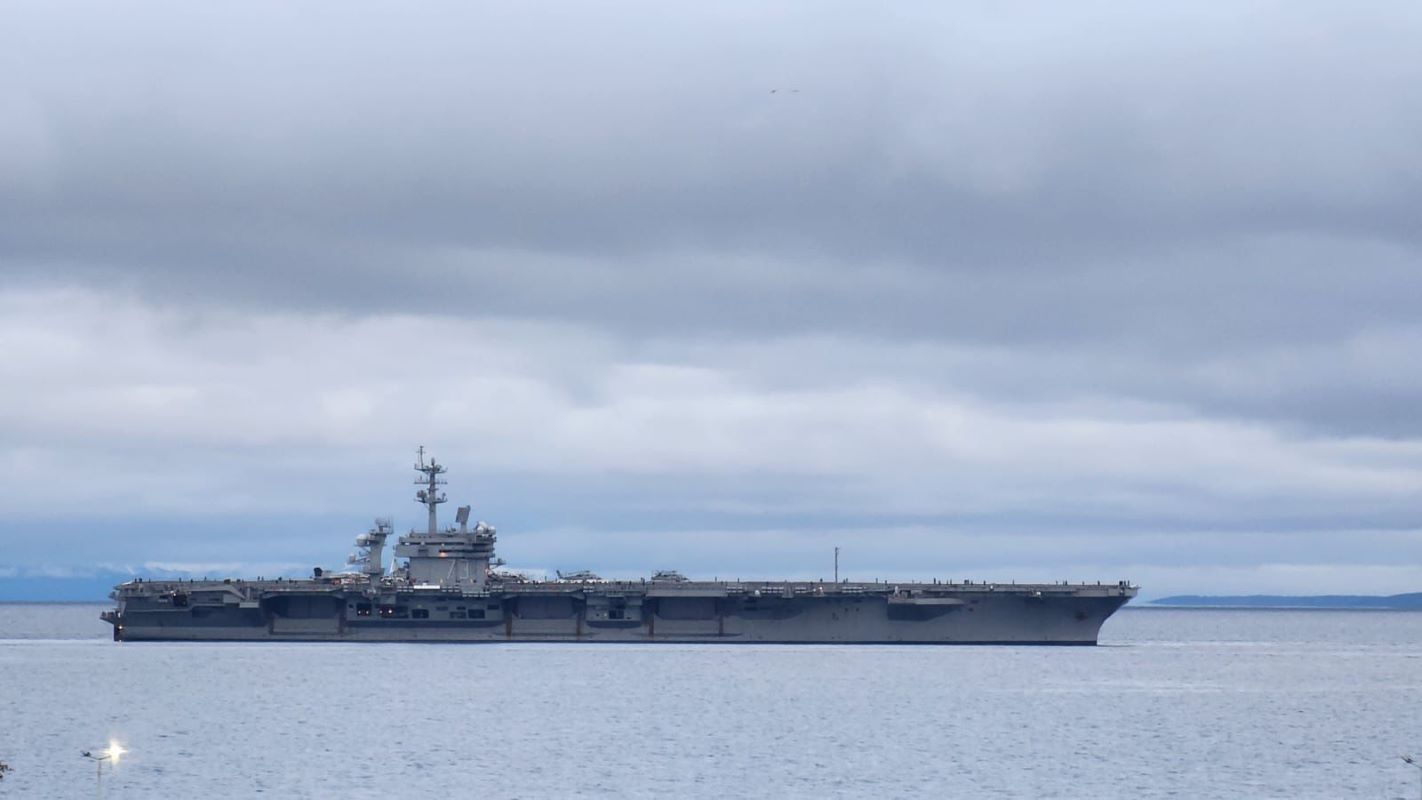 Portaaviones nuclear George Washington de EEUU pasa por Punta Arenas en ruta hacia Valparaíso