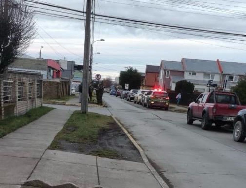 Dos individuos perpetraron robo a mano armada en sector norte de Punta Arenas y huyeron con $ 15.000 pesos