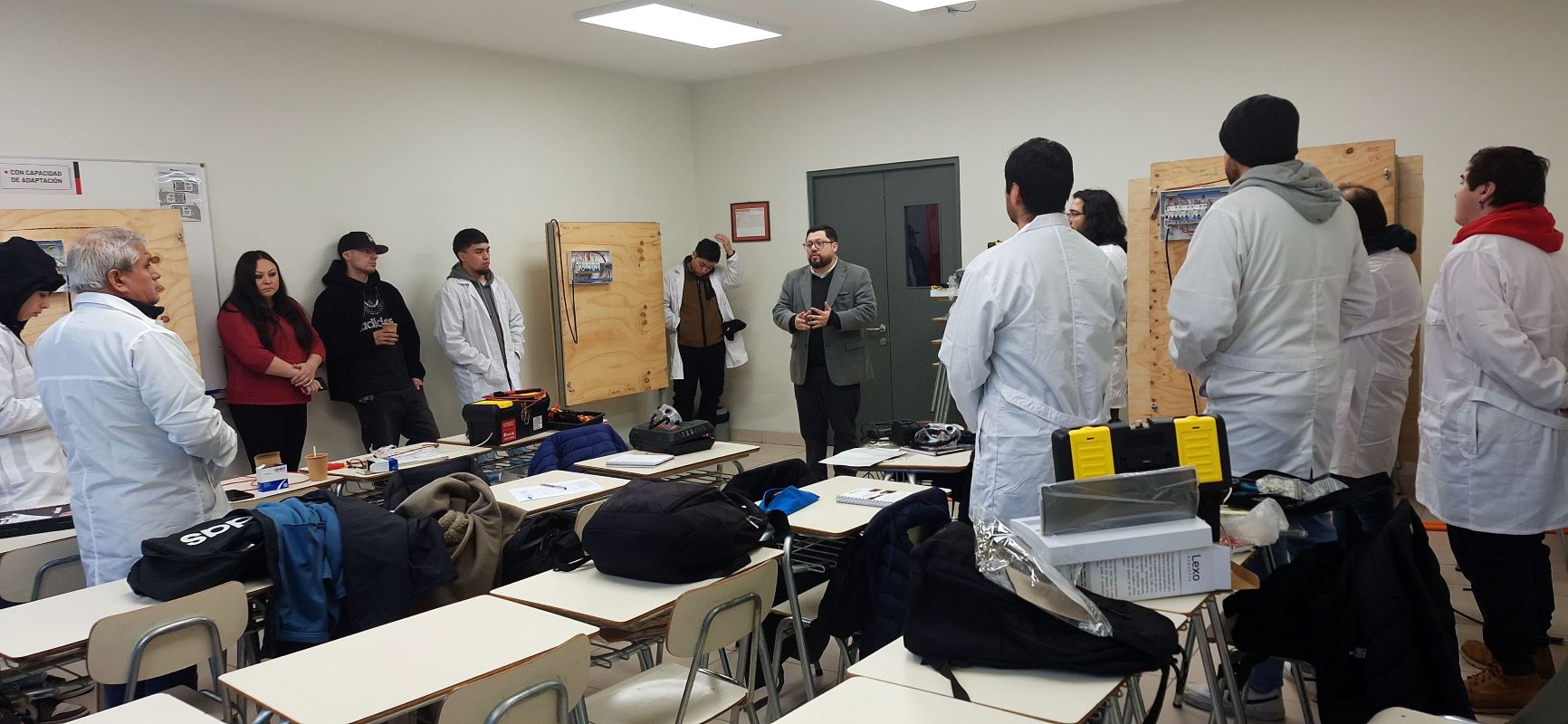 Seremi de Energía de Magallanes visita a becados del curso de Fortalecimiento de Aprendizajes en el área de electricidad