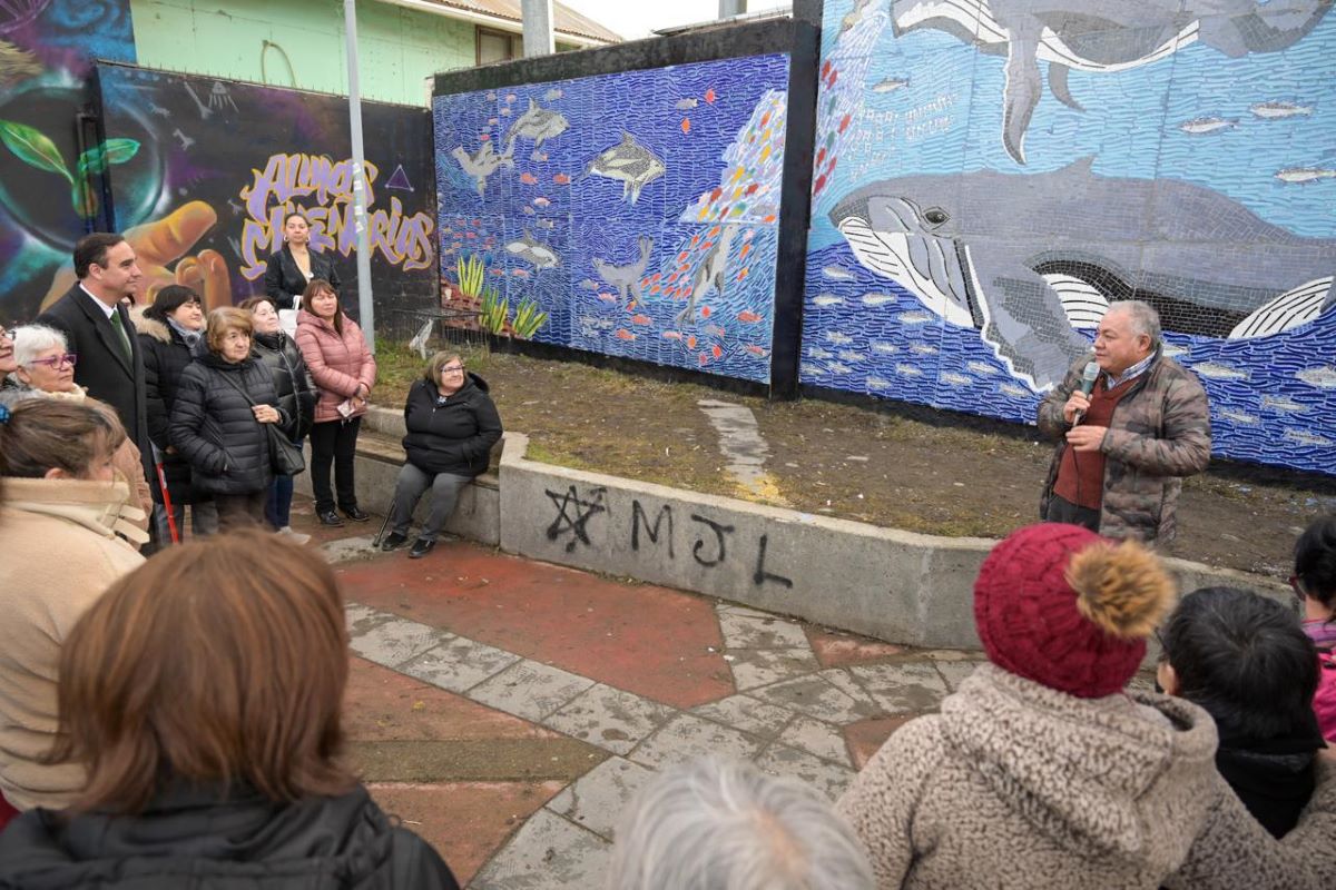 Calle Zenteno cuenta con nuevo Mural de Mosaico realizado por vecinas del Barrio Prat de Punta Arenas