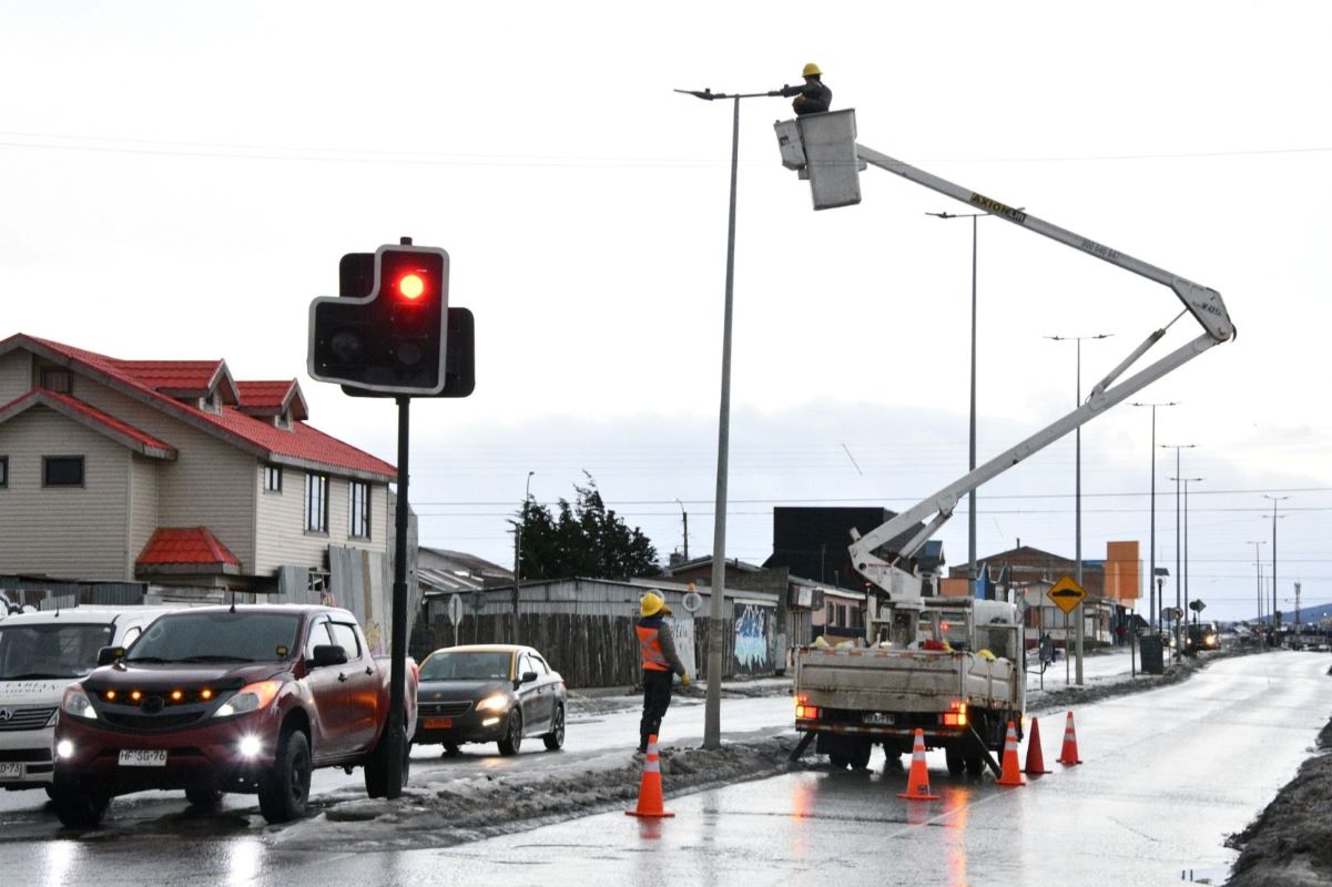 Instalación de luminarias LED alcanza a más del 70% del parque urbano de Punta Arenas