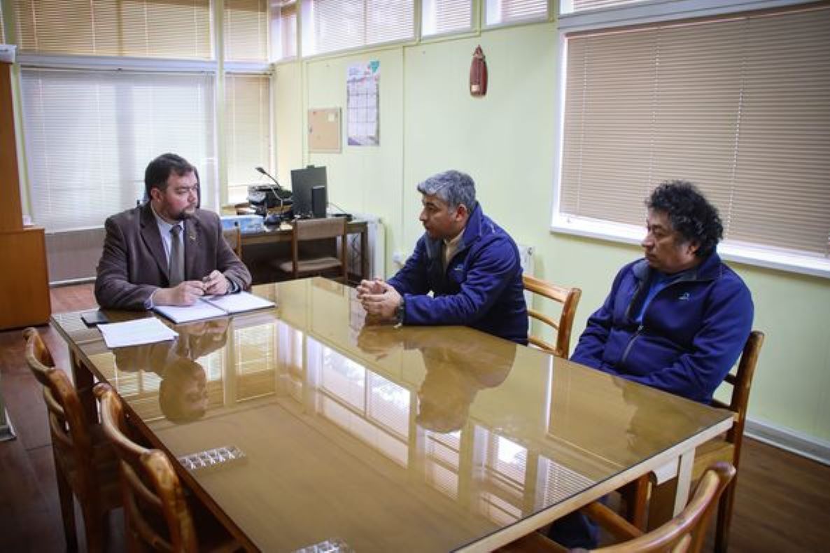 Delegado Provincial Guillermo Ruiz se reúne con Administrador de Aguas Magallanes en Puerto Natales