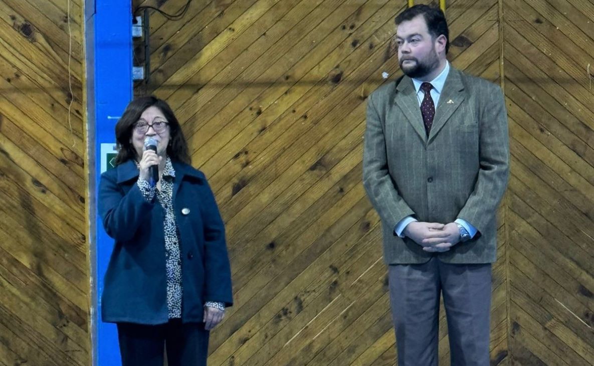 Los profesores Guillermo Ruiz y Nieves Raín dan inicio al segundo semestre escolar en Puerto Natales