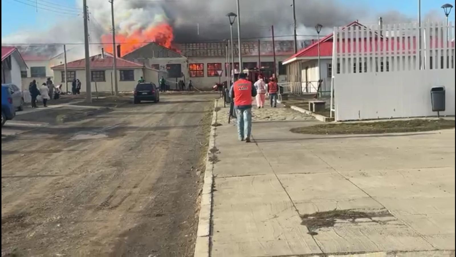 Incendio afectó talleres con maquinaria agrícola de Villa Cerro Castillo