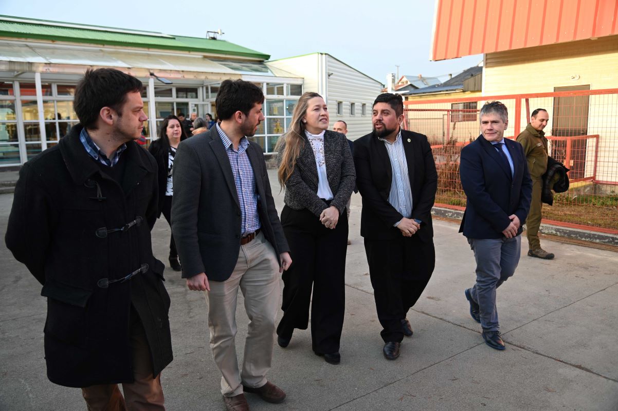 Comenzaron los trabajos para nueva red eléctrica que impulsa el SLEP Magallanes en la escuela Elba Ojeda Gómez de Río Seco