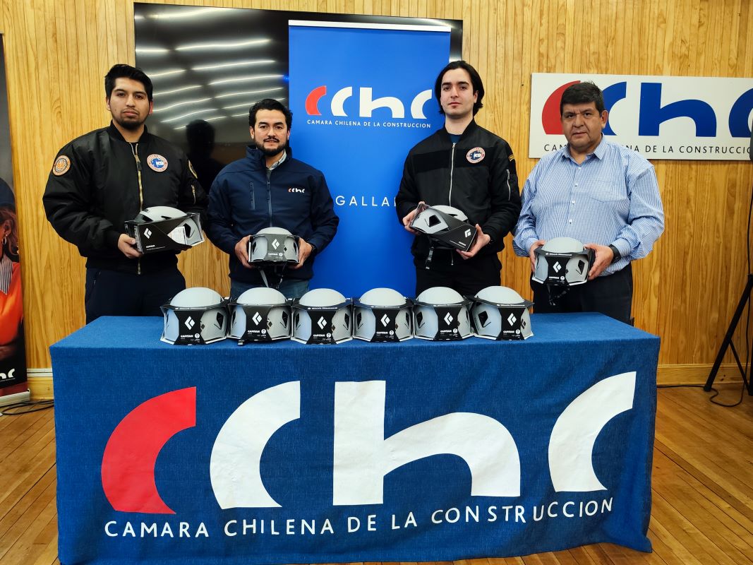 CChC Magallanes dona cascos de seguridad para Grupo de Rescate Ladridos del Sur K9